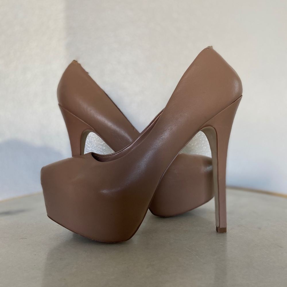 Nude leather pumps